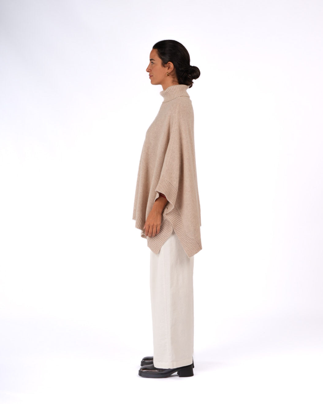 Montaigne Agnès 100% New Zealand Lambswool Poncho Light Oat1
