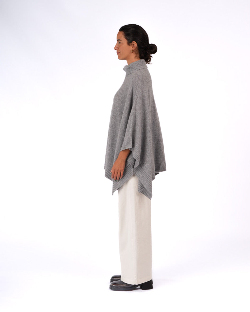 Montaigne Agnès 100% New Zealand Lambswool Poncho Soft Grey1
