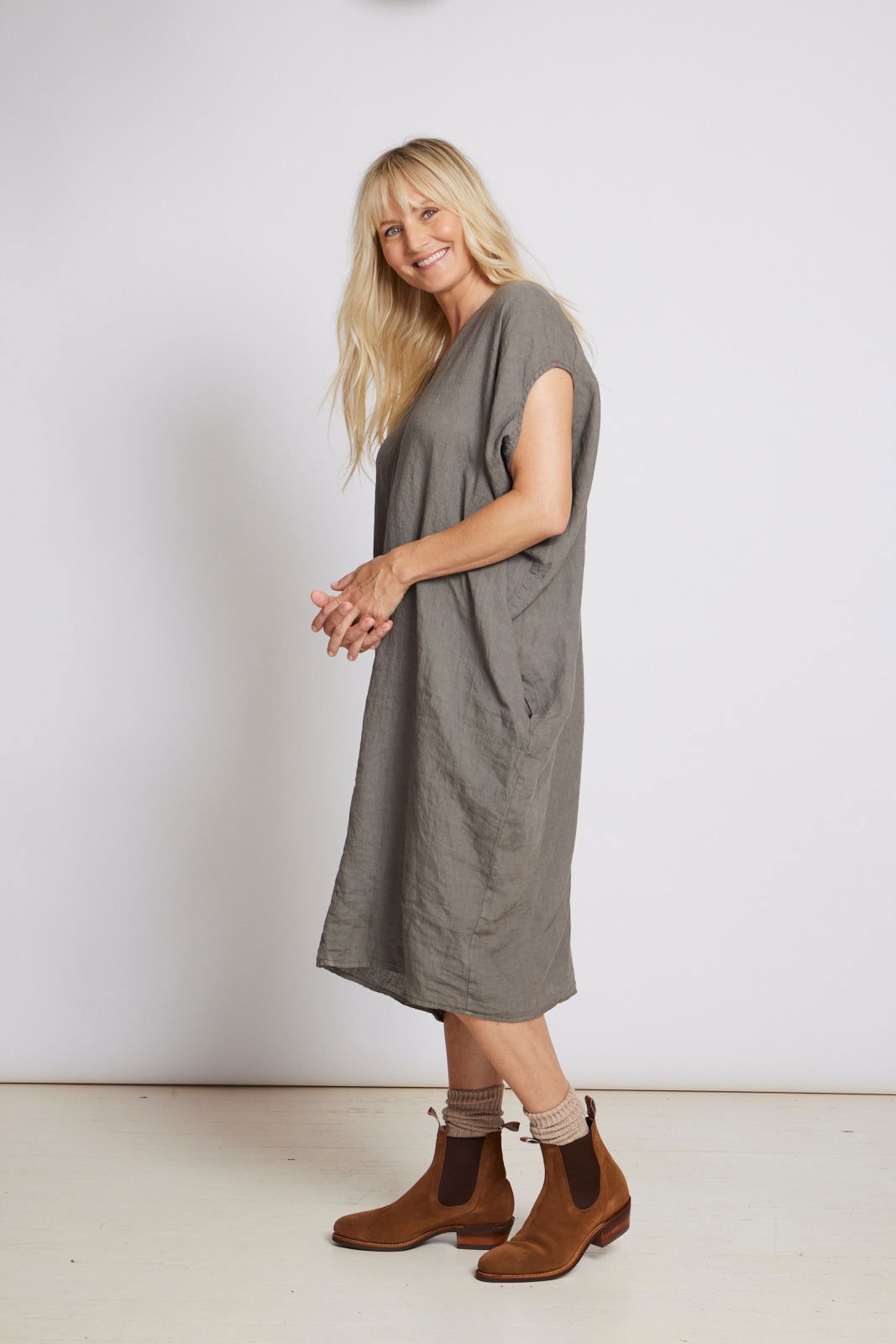 Anna V-Neck Linen Dress - Montaigne Paris