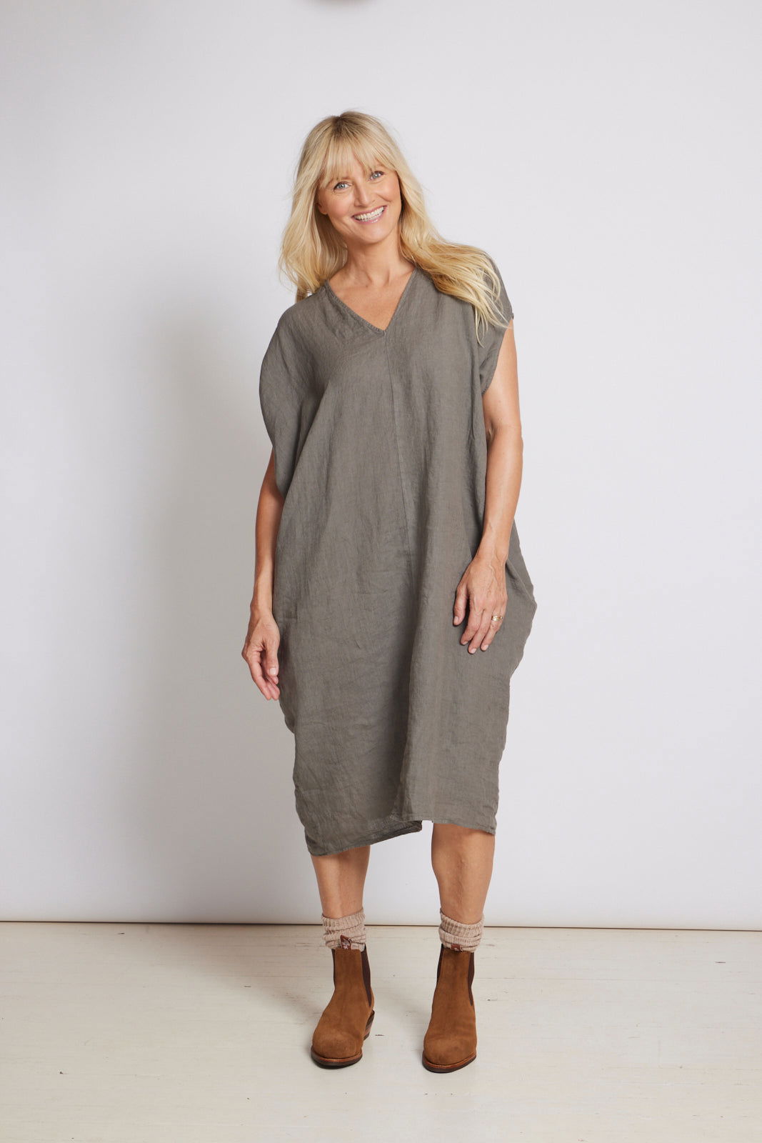 Anna V-Neck Linen Dress - Montaigne Paris