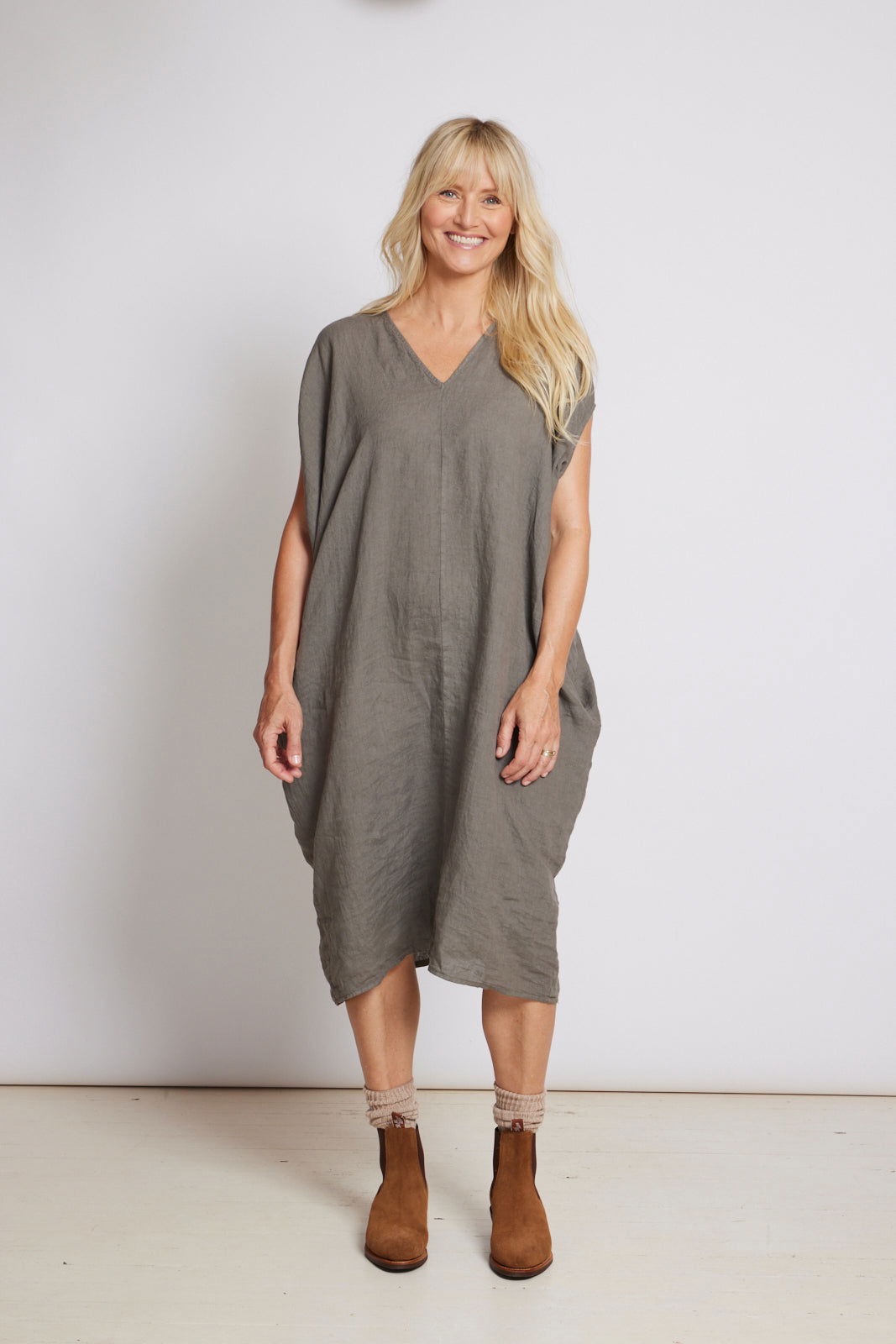 Anna V-Neck Linen Dress - Montaigne Paris