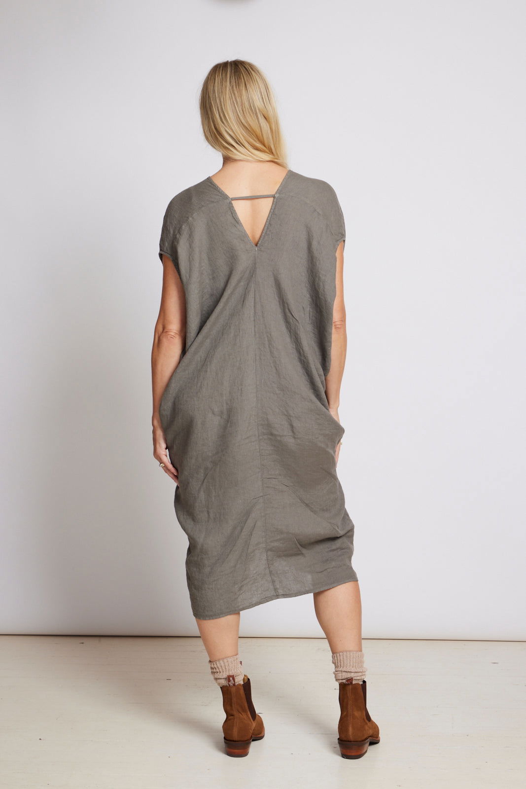 Anna V-Neck Linen Dress - Montaigne Paris