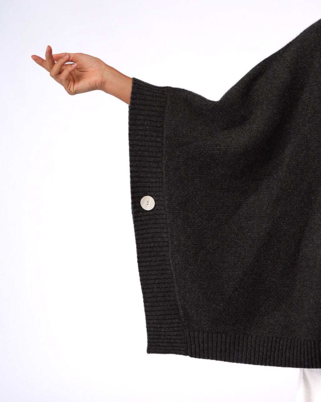 Montaigne Agnès 100% New Zealand Lambswool Poncho Charcoal1