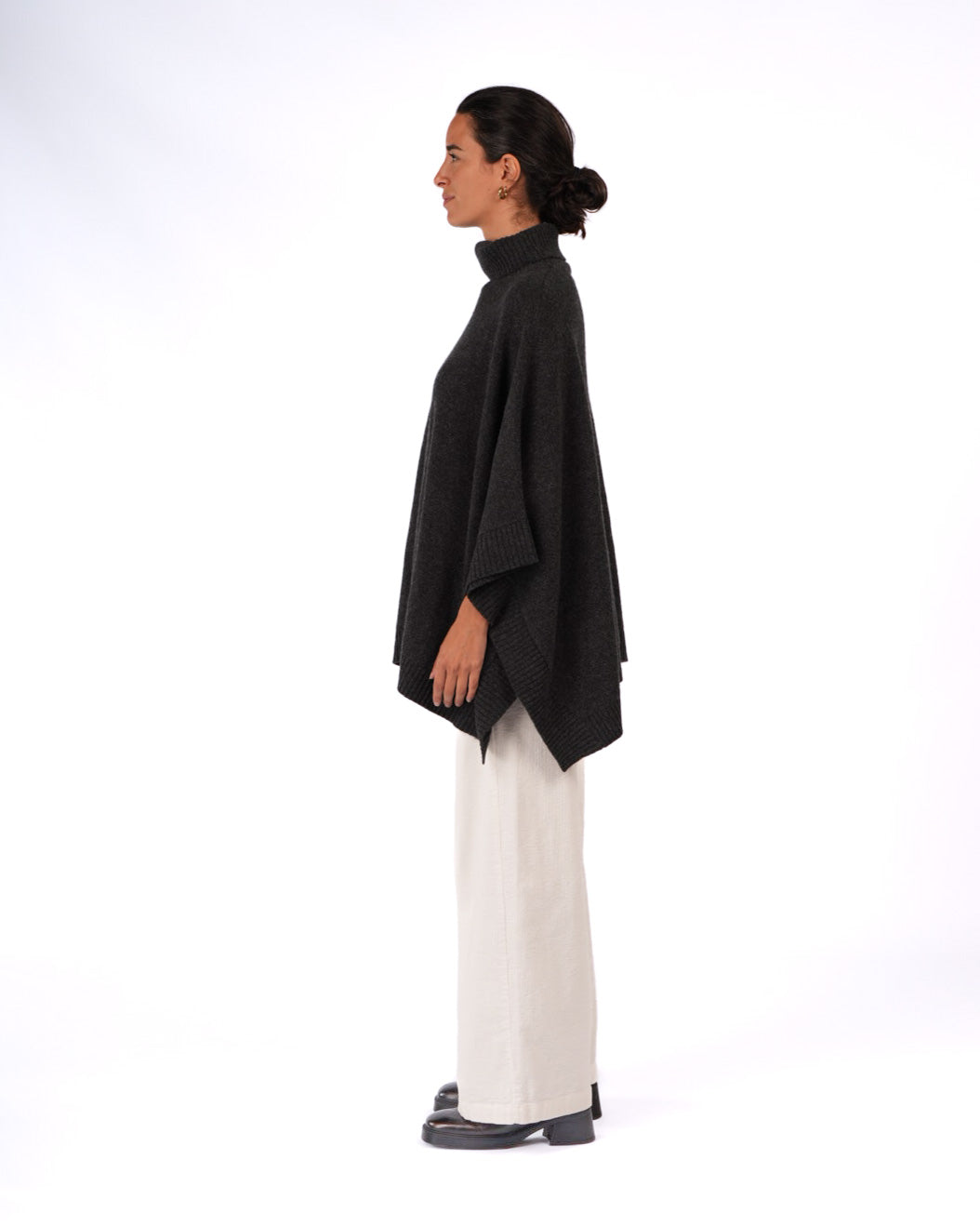 Montaigne Agnès 100% New Zealand Lambswool Poncho Charcoal2
