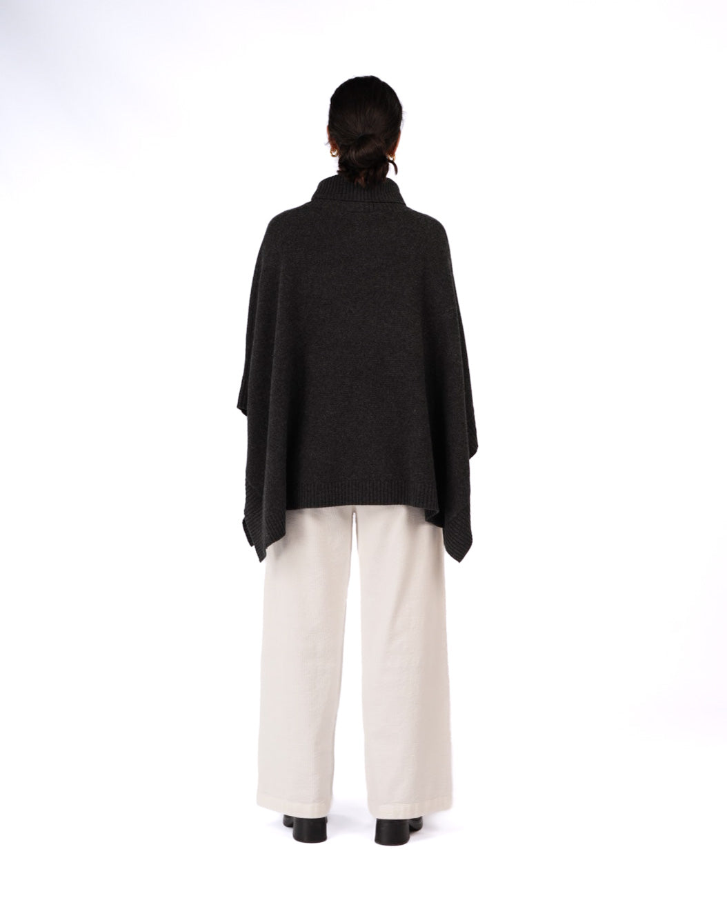 Montaigne Agnès 100% New Zealand Lambswool Poncho Charcoal3