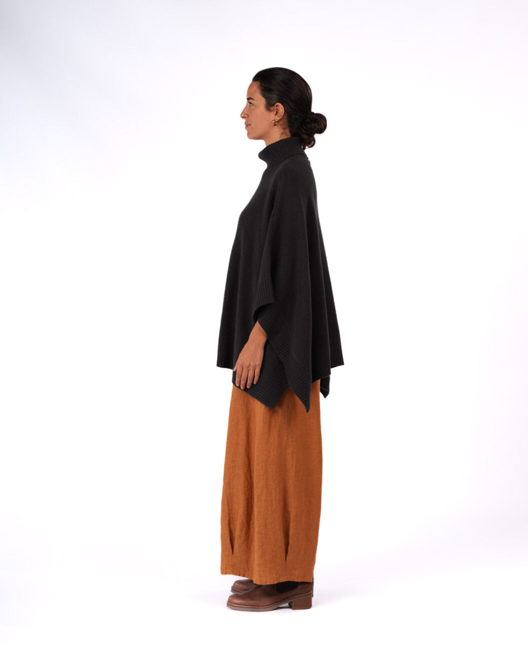 Montaigne Agnès 100% New Zealand Lambswool Poncho Deep Indigo1