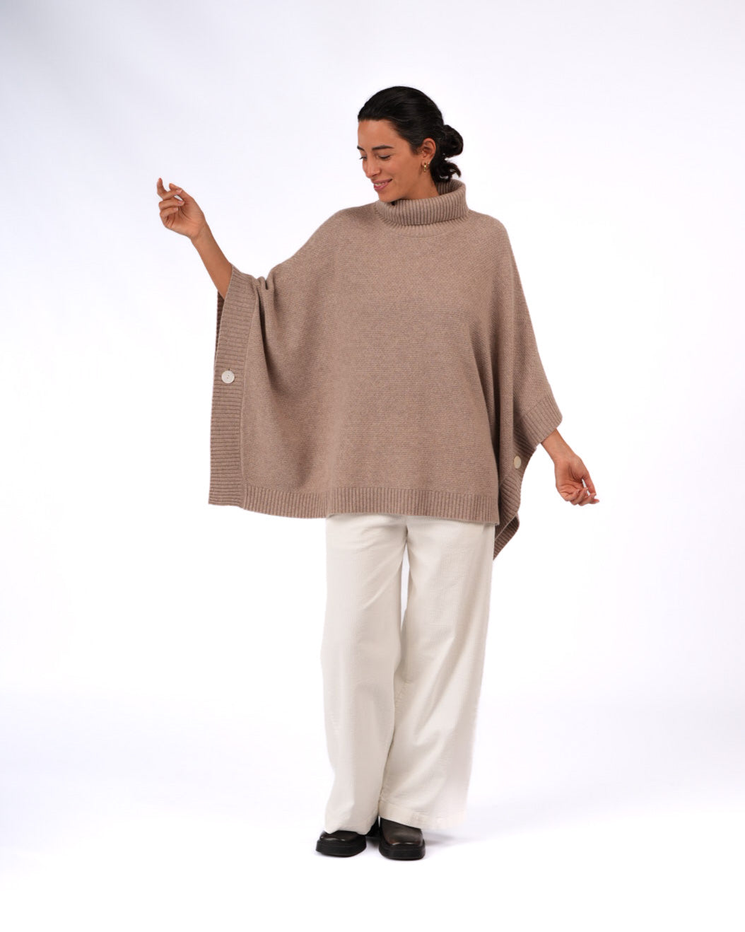 Montaigne Agnès 100% New Zealand Lambswool Poncho Oatmeal1