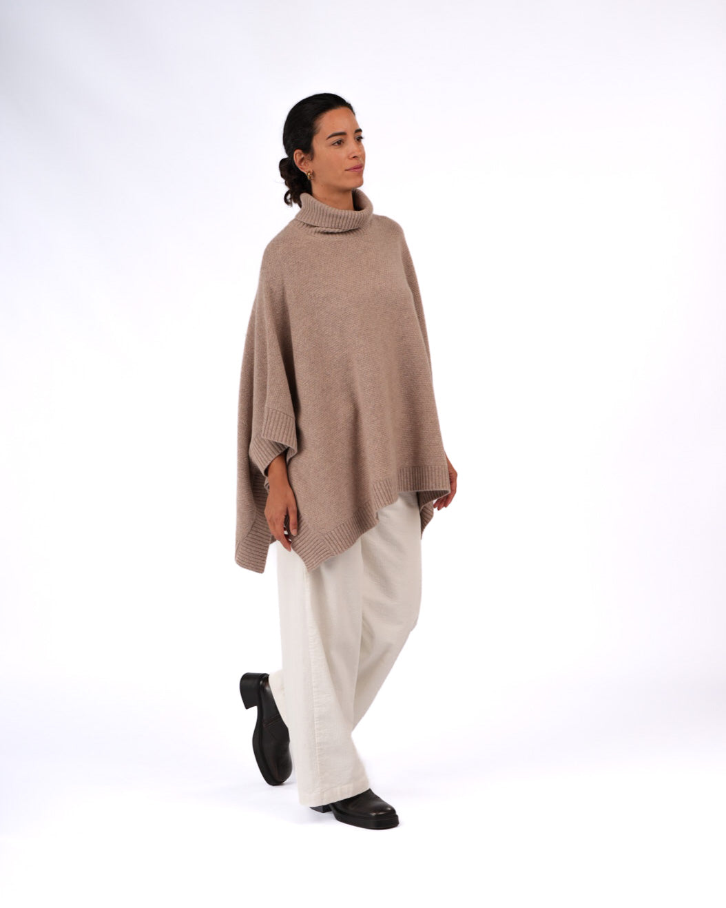 Montaigne Agnès 100% New Zealand Lambswool Poncho Oatmeal2