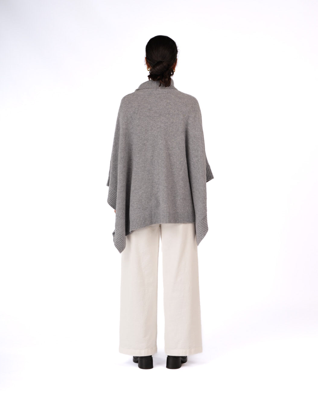 Montaigne Agnès 100% New Zealand Lambswool Poncho Soft Grey2