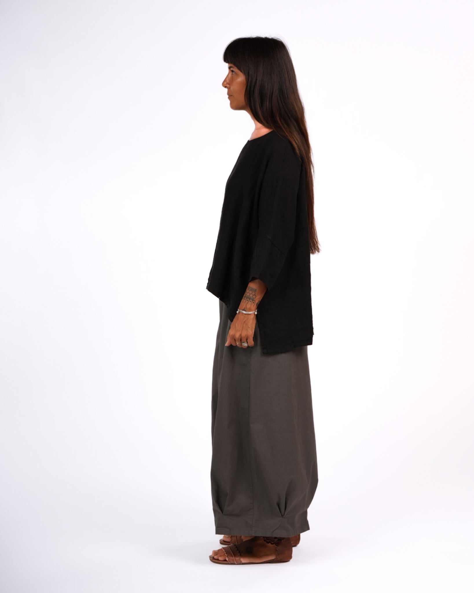 Montaigne Artiste Hi Lo Linen Top Black1