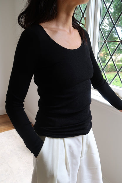 Montaigne Essential Merino Wool Scoop Neck Long Sleeve Black2