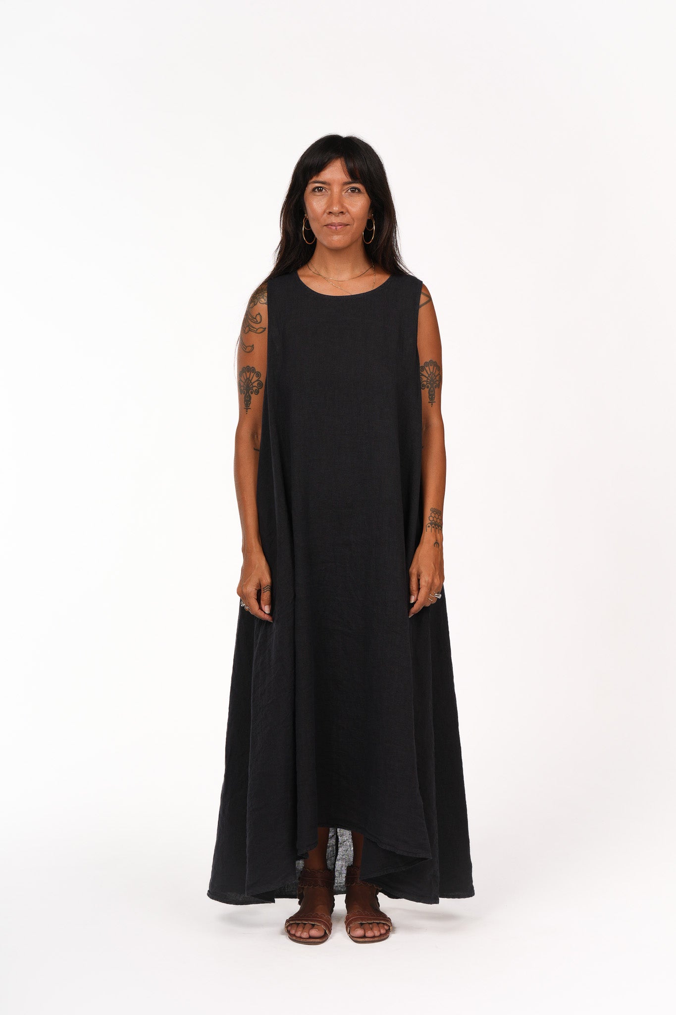 montaigne picasso a-line linen maxi dress black