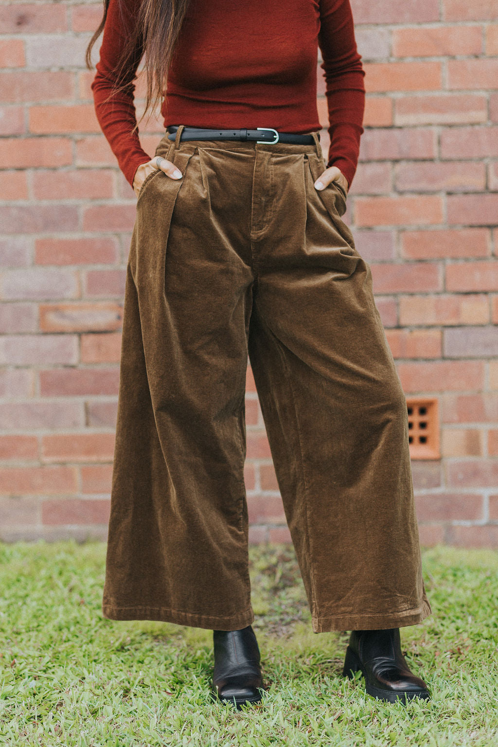 Montaigne Premium Cotton Corduroy Pleated Wide-Leg Pants Olive5