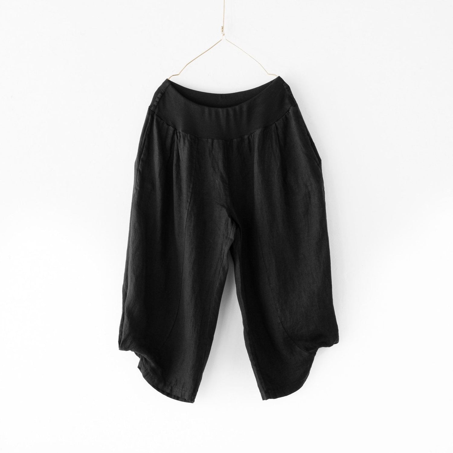 Montaigne Saint-Tropez Linen Capri Pants Black