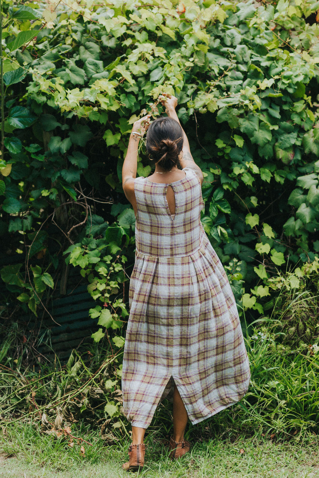 Montaigne Sartene French Linen Dress in Pistachio Check8